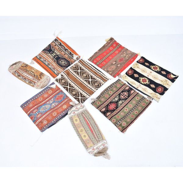 Seis capas e 2 rolos de Almofadas em Jacquard da Turquia , peças que traduzem tradição, riqueza cultural e sofisticação artesanal. Confeccionada em tecido jacquard de alta qualidade, ela apresenta des