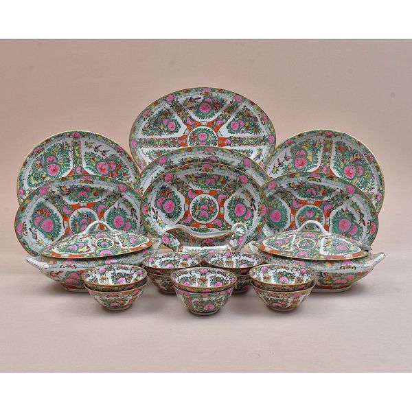 Aparelho de porcelana chinesa mandarim, decorado em rica policromia com flores. Composto de 46 pratos rasos, 29 de sobremesa, 14 pratinhos de apoio, travessas ovais, 2 redondas, 1 molheira, 2 sopeiras