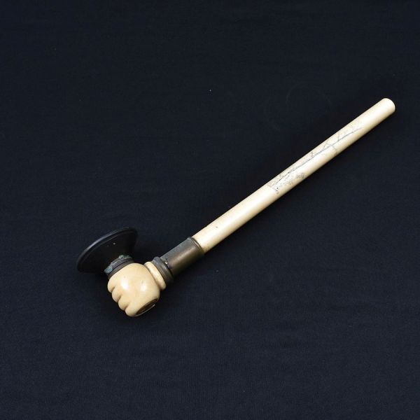 Cachimbo oriental de ópio em marfim e metal, trabalho chinês, séc. XIX/XX. Haste cilíndrica em marfim natural finamente decorada com delicadas gravuras de inspiração oriental, representando pássaros e