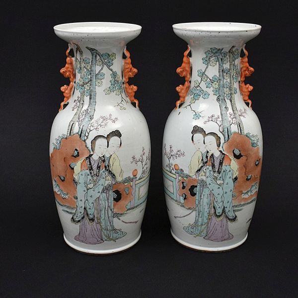 Par de vasos chineses do sec. XIX em porcelana policromada, corpo balaustre alongado, ladeados por par de alças modeladas em relevo em forma de cães de Fo em esmalte terracota. Decoração representando