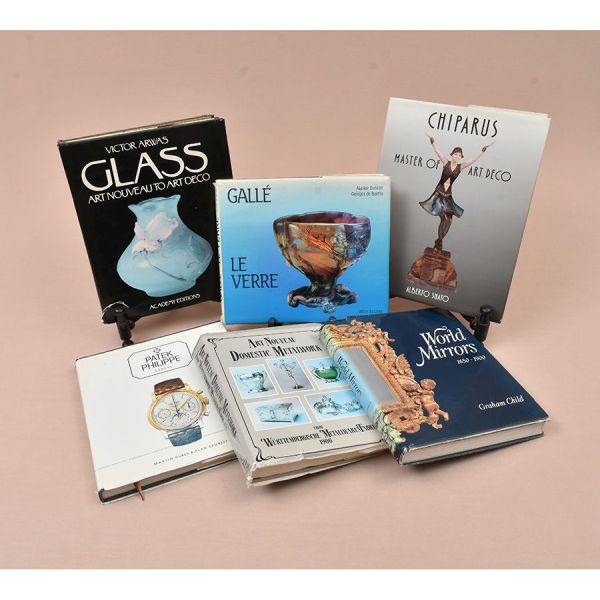Seis livros de arte e joias: Patek Philippe; Art Nouveau Domestic Metalwork; World Mirrors; Glass Art Nouveau – Art Deco – Victor Arwas; Chiparus – master od Art Deco e Emile Gallé. Vaso francês Art N