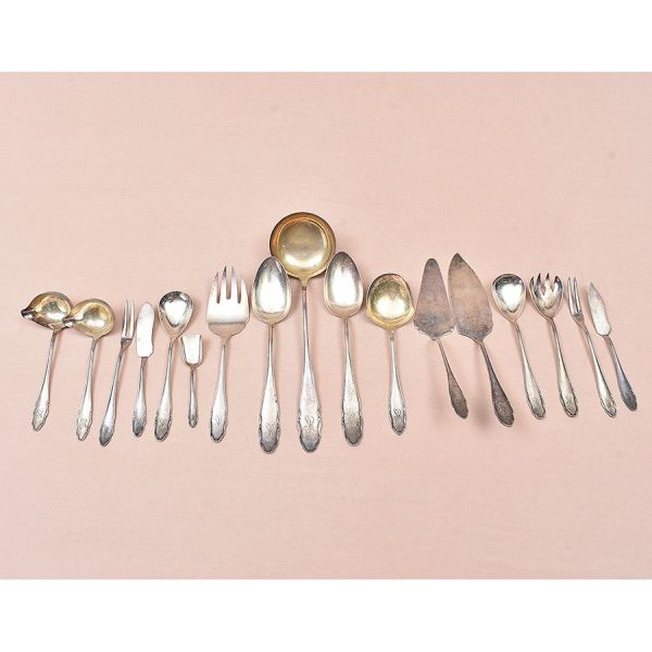 Faqueiro de prata de lei alemã contrastado e com punção de garantia de teor 800 milésimos - WMF. Composto de 11 facas e 12 garfos de carne, 12 facas e 12 garfos de peixe, 11 facas e 12 garfos de sobre