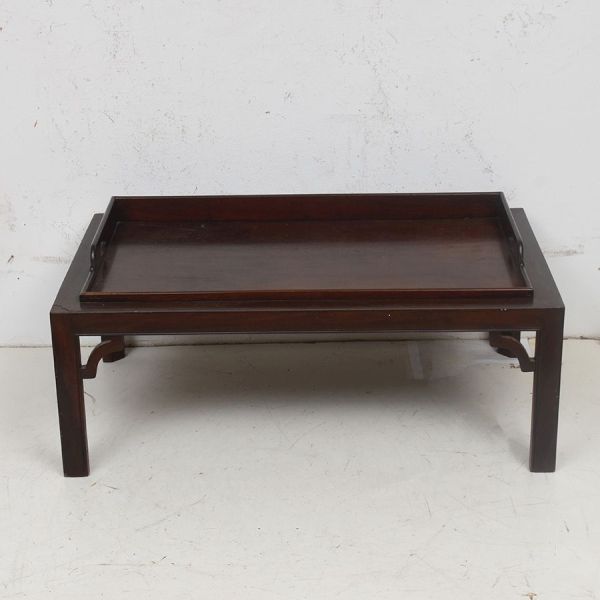 Mesa bar de madeira nobre, de linhas retas e elegantes, com tampo retangular emoldurado por discreta borda elevada, apoiado sobre estrutura firme de pernas quadradas levemente recortadas, apresentando