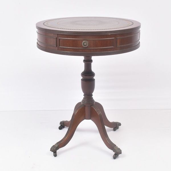 Mesa circular em madeira nobre estilo Regency inglês. Tampo com friso circular em couro verde gravado com grinaldas florais douradas. Aba com duas gavetinhas. Fuste em madeira torneada com bojo bulbos