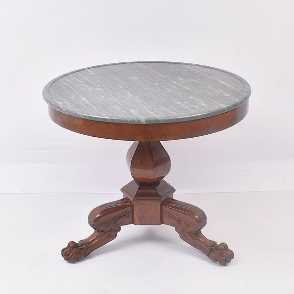 Mesa doceira em madeira nobre, de formato circular, apresentando elegante tampo em mármore cinza rajado, encaixado sobre caixa em madeira. Sustentada por robusto pedestal central torneado, apoiado sob