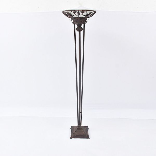 Luminária de piso (torchère) em ferro forgê no estilo Art Nouveau. Estrutura composta por três hastes verticais apoiada sobre base piramidal escalonada com pés de garra. O bojo superior apresenta trab