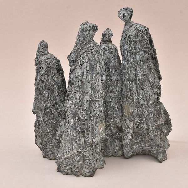 Escultura representando grupo de personagens, executada em em pedra vulcânica patinado, de modelagem expressionista e textura rugosa. Composição formada por quatro figuras em atitude contemplativa, de