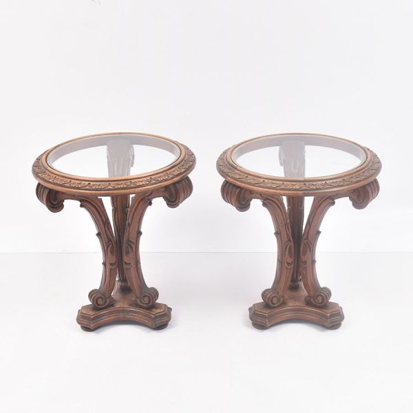 Mesa auxiliar em madeira entalhada, estilo Renascença revivalista (Renaissance Revival). Tampo circular, com vidro embutido sobre moldura ricamente trabalhada em friso contínuo de folhas de acanto. Es