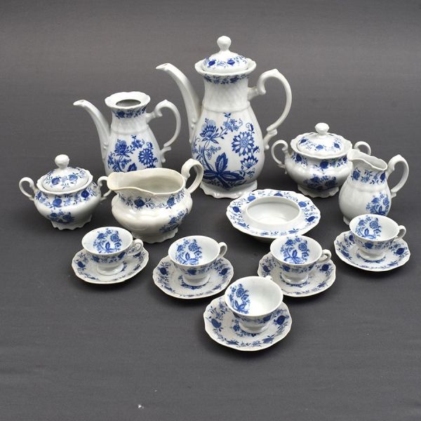 Aparelho de café de porcelana alemã `Polovi`, decoração ao gosto Meissen em azul e branco com flores. Composto de 2 bules (o menor sem tampa e o maior com bicadinhos na parte interna da borda), leitei