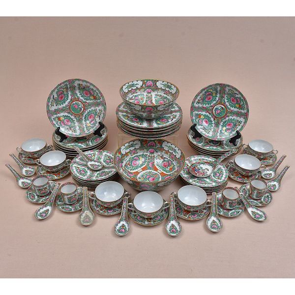 Aparelho de porcelana chinesa Mandarim, decorado em rica policromia com flores. 6 partos rasos, 12 fundos, 12 de sobremesa, 22 taças consome com pires, 22 colheres + 11 colheres para caldos em dois ta