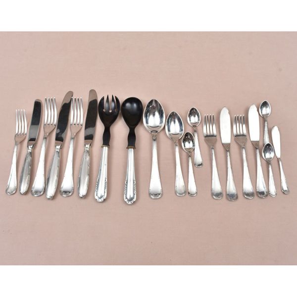 Wolf – `Florzinha`. Faqueiro com detalhes cinzelados e frisos. Composto de 12 facas e 12 garfos de carne, 12 facas e 12 garfos de peixe, 12 facas e 12 garfos de sobremesa, 12 faquinhas aperitivos, 12 