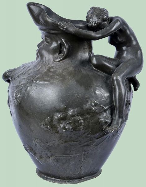 Auguste Ledru (1860-1902) - "Allegorie de Lamer" - Jarrão Art Noveau de pewter cerca de 1890. Alça representada por nu feminino. Toda jarra decorada com flores e realçando a frente um rosto masculino.