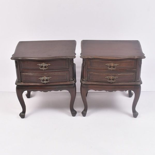 Par de mesas de apoio (side tables) de estilo inglês, em madeira nobre entalhada, com tampo circular recortado revestido em couro na cor verde-escura com dourado. Fuste é torneado, apoiado sobre base