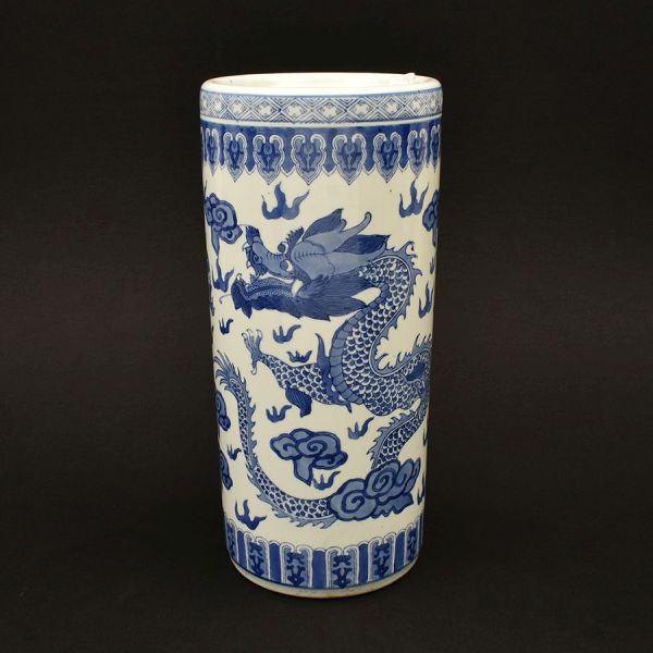 Bengaleiro em porcelana chinesa azul e branca, corpo cilíndrico com boca reta, decorado em azul-cobalto sob esmalte com dragão imperial de cinco garras em movimento sinuoso entre nuvens estilizadas. B