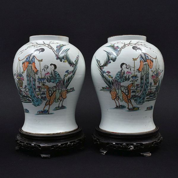 Par de vasos em porcelana chinesa do sec. XIX, corpo balaustre. Decoração policromada representando cena de jardim com figuras femininas em trajes tradicionais, paleta em tons de rosa, verde, azul e l