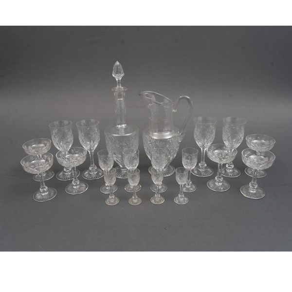 Aparelho de cristal francês Saint Louis. Lapidação em elegantes elementos estrelares. Composto por jarra, licoreira, 12 taças para água, 12 para champanhe, 12 para vinho tinto, 12 para vinho branco e