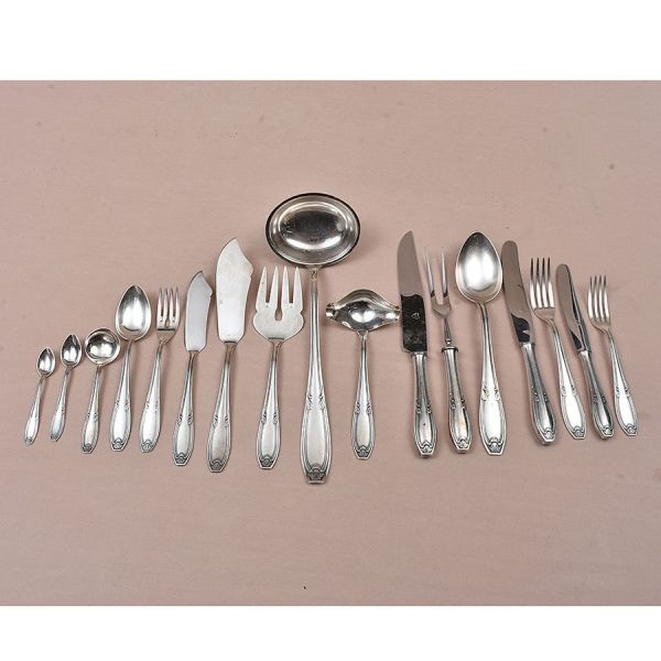 Eberle . Faqueiro completo em prata 90 cinzelado com palma e volutas. Composto de 12 facas e 12 garfos de carne, 12 facas e 12 garfos de peixe, 12 facas e 12 garfos de sobremesa, 12 colheres de sopa,