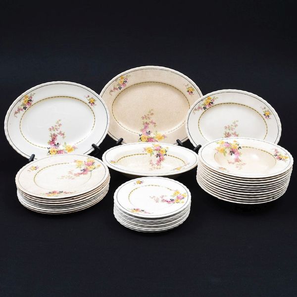 Aparelho de porcelana inglesa decoração floral em policromia . Composto de 9 pratos rasos ( dois bicados), 12 fundos( 2 com bicados), 10 para sobremesa ( 1 com bicado), 4 travessas de servir( Uma com
