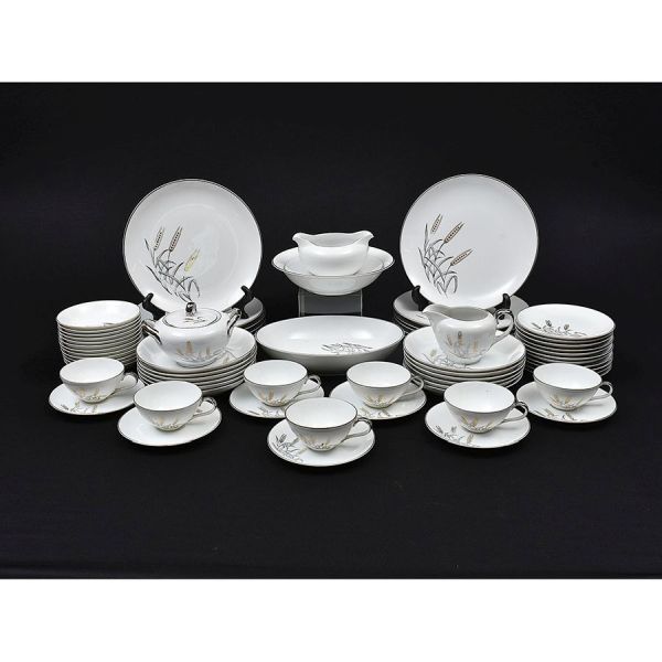 Aparelho de jantar de porcelana na cor barca com friso prateado. Composto de 11 pratos rasos, 12 fundos, 12 de sobremesa, 11 de entrada, 1 saladeira, 1 molheira, 12 lavandas, 1 travessa oval, 1 açucar