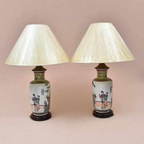 Par de abajures formado por vaso de porcelana chinesa, decorado com cena de figuras femininas em jardim, acompanhada de inscrição em caracteres chineses, sobre fundo branco. Colo com motivos de ruyi e