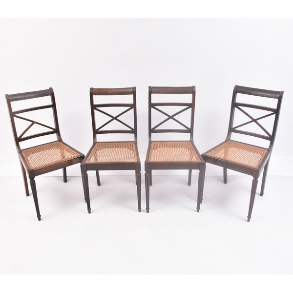 Quatro cadeiras inglesas, estilo Regência (séc. XIX), em madeira de lei, com encosto curvo (`sabre back`) decorado por travessa em X, assento em palhinha trançada e pernas dianteiras estriadas afunila
