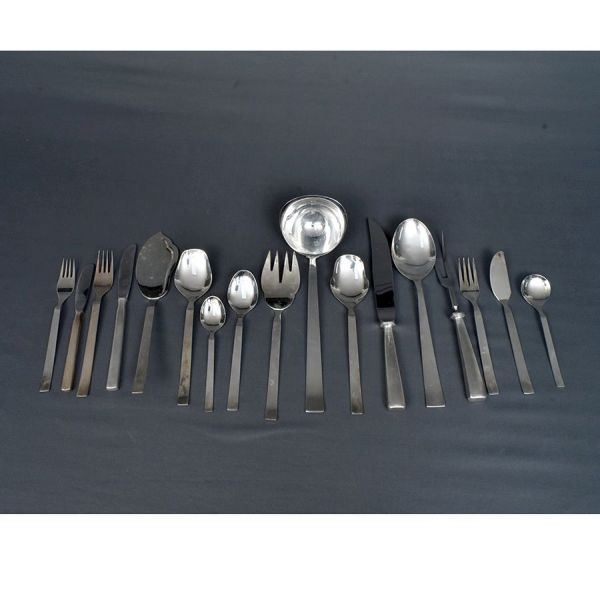 Wolff. Faqueiro liso completo no estojo. Composto de 12 facas e 12 garfos de carne, 12 facas e 12 garfos de peixe, 12 facas e 12 garfos de sobremesa, 12 colheres de sopa, 12 de sobremesa, 12 de chá, 1