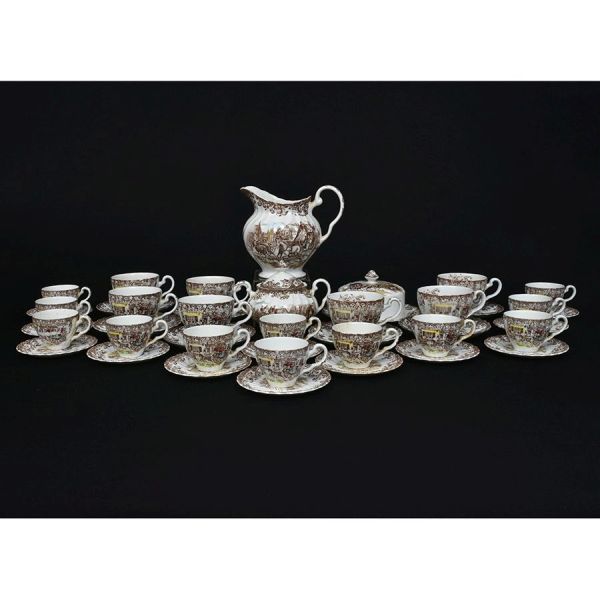 Aparelho de chá de porcelana inglesa, decorado na cor marrom sobre fundo branco com cena de cidade antiga. Composto de bule de chá, açucareiro, manteigueira, 6 xícaras com pires de chá, 12 xícaras com