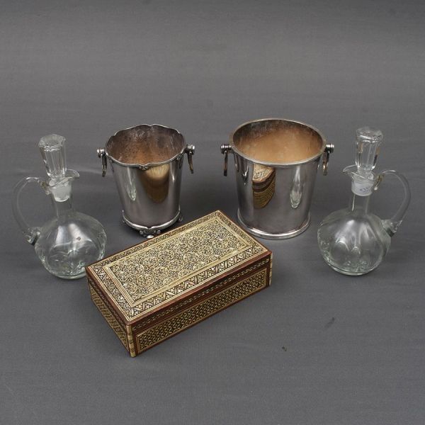 Par de geleiras sendo uma Wolff e uma Fracalanza; caixinha marroquina e par de galheteiros de vidro translúcido (um deles com alça apresentando restauro). Alt. geleiras 13 cm. Alt. galheteiro 19 cm. M