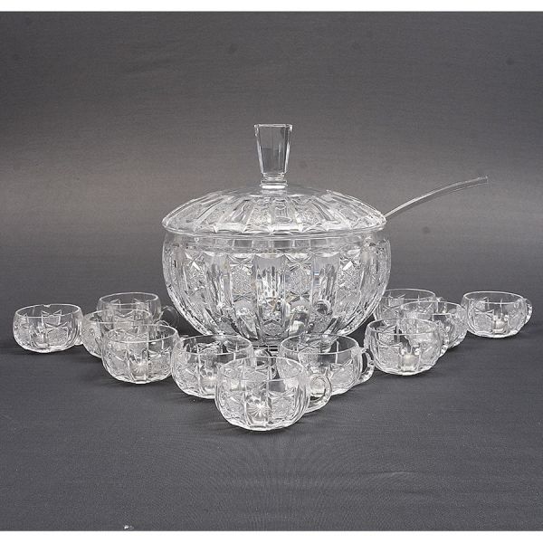 Poncheira com 11 taças e uma concha com lapidação geométrica dando imponência ao conjunto. Pega da tampa facetada. Med. poncheira - alt. 28 e diam. 28 cm. Alt. taça 5 cm. Concha apresenta restauro e 2