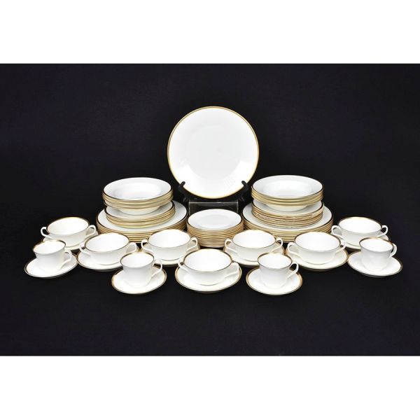 Horizon. Aparelho de jantar de porcelana inglesa na cor branca com friso dourado. Composto 13 pratos rasos, 8 fundos, 12 de sobremesa, 11 de entrada, 10 taças consome com 7 pires e 10 xícaras com 4 pi
