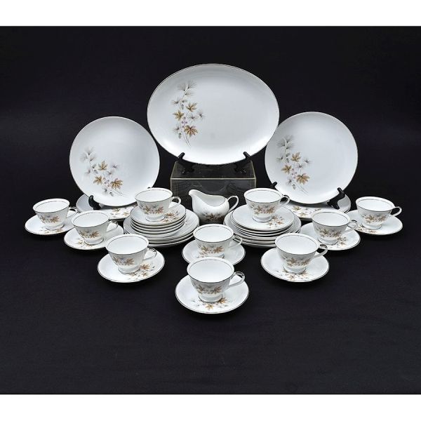 Aparelho de porcelana japonesa na cor branca com delicada decoração floral. Composto 6 pratos rasos, 6 fundos, 1 travessa oval, 6 lavandas, 8 xícaras com pires de chá, 1 cremeira, 4 pratinhos de bolo.