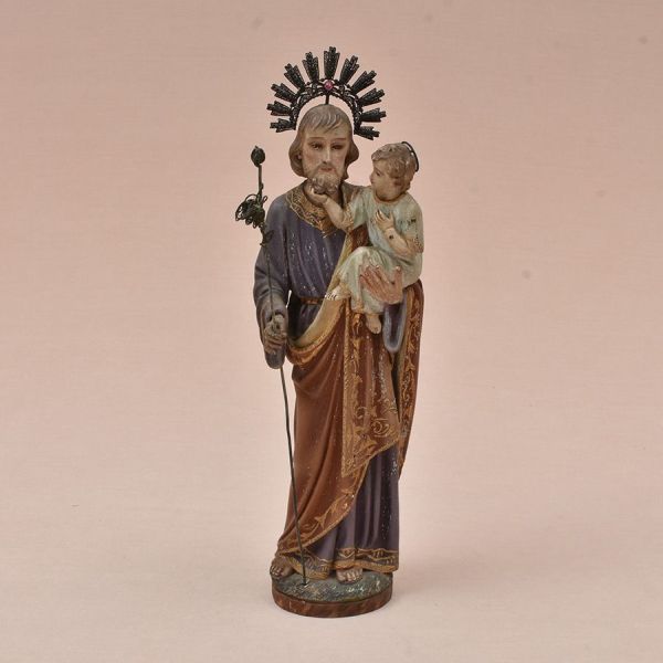 Imagem de São José com o Menino Jesus em madeira policromada e dourada, portando bastão florido e resplendores de prata de lei. Trabalho de imaginária sacra de tradição luso-brasileira. Séc. XIX/XX. A