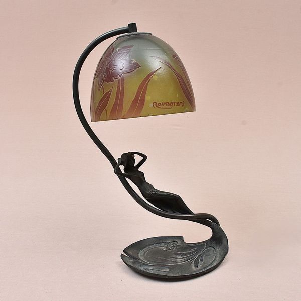 Luiz Octávio Ravagnani. Luminária estilo Art Nouveau de bronze representando figura feminina com cúpula de cristal verde com flores em rubi. Necessita melhorar o apoio para ficar sustentado de pé. Alt