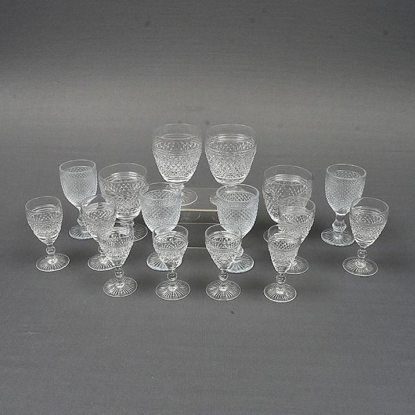 Aparelho de cristal lapidação bico de jaca em dois modelos semelhantes. O primeiro composto de 5 taças de água, 7 de vinho e 8 de licor. O segundo 12 taças de vinho tinto e 9 de vinho branco .Total 41