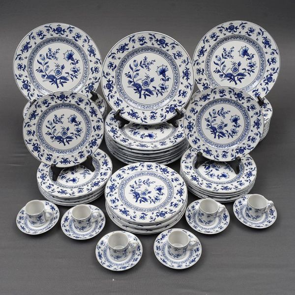 Conjunto de porcelana portuguesa Vista Alegre , decoração floral em azul e branco. Composto de 24 pratos rasos, 18 de sobremesa e 18 xícaras com pires de café. Total de 78 peças.