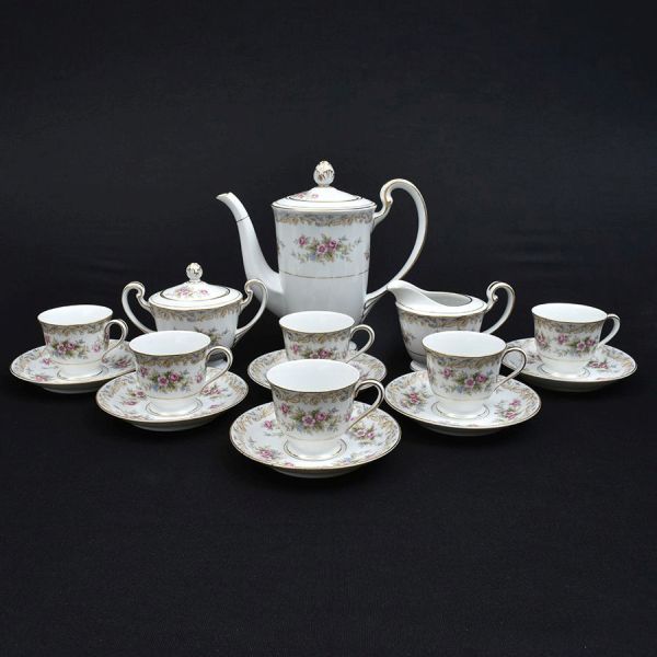 Aparelho de café de porcelana japonesa Noritake decoração floral em policromia. Composto de bule de café, leiteira, açucareiro e 6 xícaras com pires de café. Total de peças 15