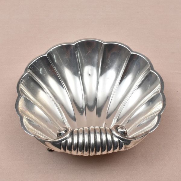 Bomboniere de prata portuguesa contraste Águia com punção de garantia de teor 833 milésimos. em formato de concha, pés representados por peixes. Med. 20 x 20 cm. Peso: 590g.