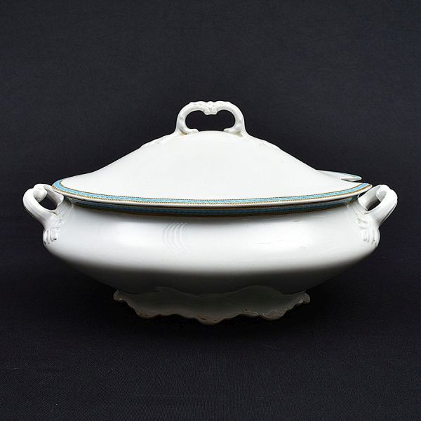 Sopéira de porcelana inglesa na cor branca com friso em azul celeste e dourado na borda. Med. 20 x 33 x 20 cm (A x L x P) . Imperceptivel bicadinho perto no local da concha.