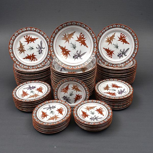 Aparelho de jantar de porcelana chinesa decorado com figuras marinhas em policromia. Composto de 42 pratos rasos, 18 fundos, 16 de sobremesa e 16 de entrada. Total 92 peças