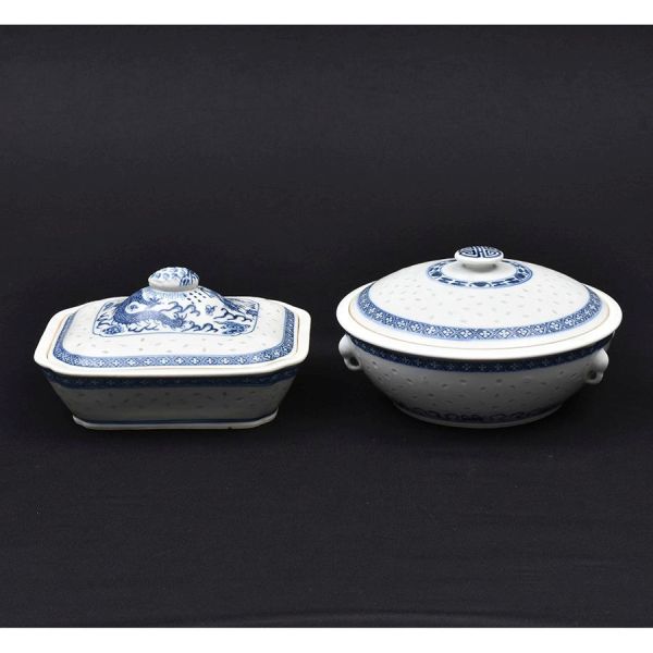 Duas travessas com tampa de porcelana chinesa azul e branca decorada com elementos orientais. Uma de formato redondo com diam. 15 cm e outra retangular – med. 24 x 20 cm.