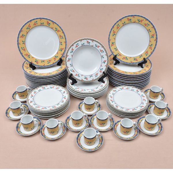 Vista Alegre. Aparelho de porcelana decoração floral em policromia. Composto de 24 pratos rasos, 24 de sobremesa , 6 fundos e 12 xícaras com pires de café. Total 78 peças