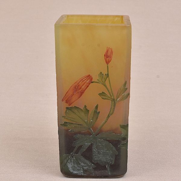 Daum Nancy. Vaso francês Art Noveau, cerca de 1900 quadrangular em cameo glass acidado e decorado com vegetação em policromia sobre fundo âmbar. Assinado. Alt. 12 cm.