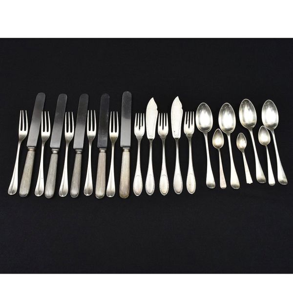 Talheres de prata de diferentes procedências e decorações. Composto 8 garfos, 4 facas e 9 colheres. Peso da prata 835g. Acompanha 9 facas de carne em metal prateado.