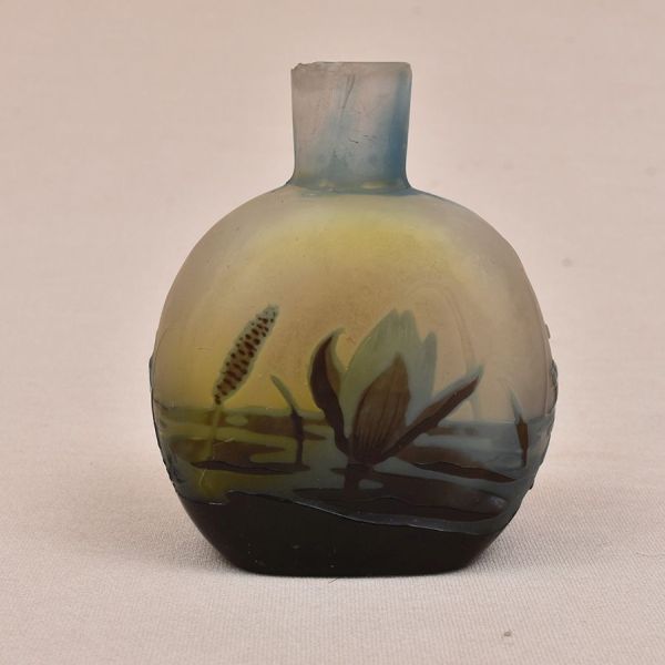 Emile Gallé. Vaso francês Art Noveau, cerca de 1900 em cameo glass acidado e decorado com vegetação sobre fundo âmbar. Assinado. Alt. 9 cm. Bocal necessita restauro