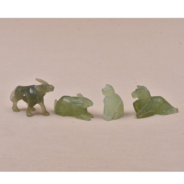 Quatro esculturas chinesas do sec. XIX em jade verde entalhada representando animais. Alt. média 5 cm. A figura do búfalo com a pontinha do chifre com quebradinho.