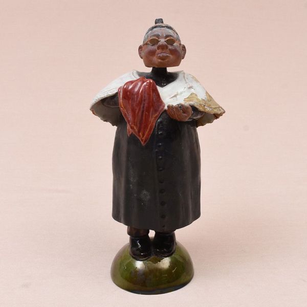 CALDAS DA RAINHA - Fábrica Bordallo Pinheiro- Portugal. Figura em movimento de faiança vitrificada e policromada com cabeça e corpo articulável . Alt. 24 cm.