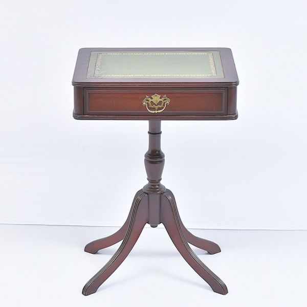 Mesa lateral inglesa de formato retangular com uma gaveta. Tampo de couro verde pirogravado. Base em quatro pernas estriadas. Med. 59 x 41 x 31 cm (A x L x P)