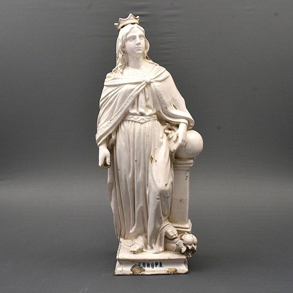 Portugal – sec. XIX. Fábrica Santo Antonio – Porto. Escultura de cerâmica intitulada `Europa` na cor branca. Alt. 85 cm. Necessita alguns pequenos restauros.