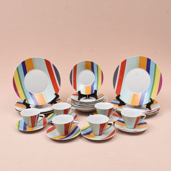 Aparelho de jantar de porcelana em frisos coloridos como decoração. Composto de 7 pratos rasos, 4 fundos, 7 de sobremesa, 6 xícaras com pires. Total 30 peças
