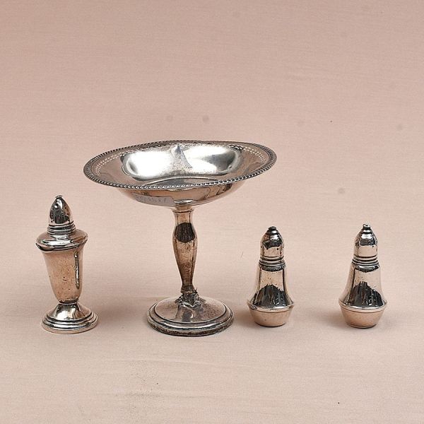 Cinco peças de prata de diferentes procedências se decorações: Três saleiros e duas bases de castiçais. Peso com breu 435g. Alt. base de castiçal maior 14cm.
